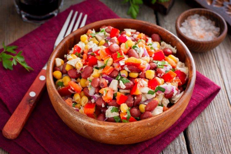 15 неймовірно простих салатів з кукурудзою нашвидкуруч