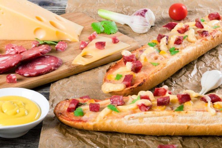 8 швидких рецептів бутербродів з ковбасою та сиром в аерогрилі