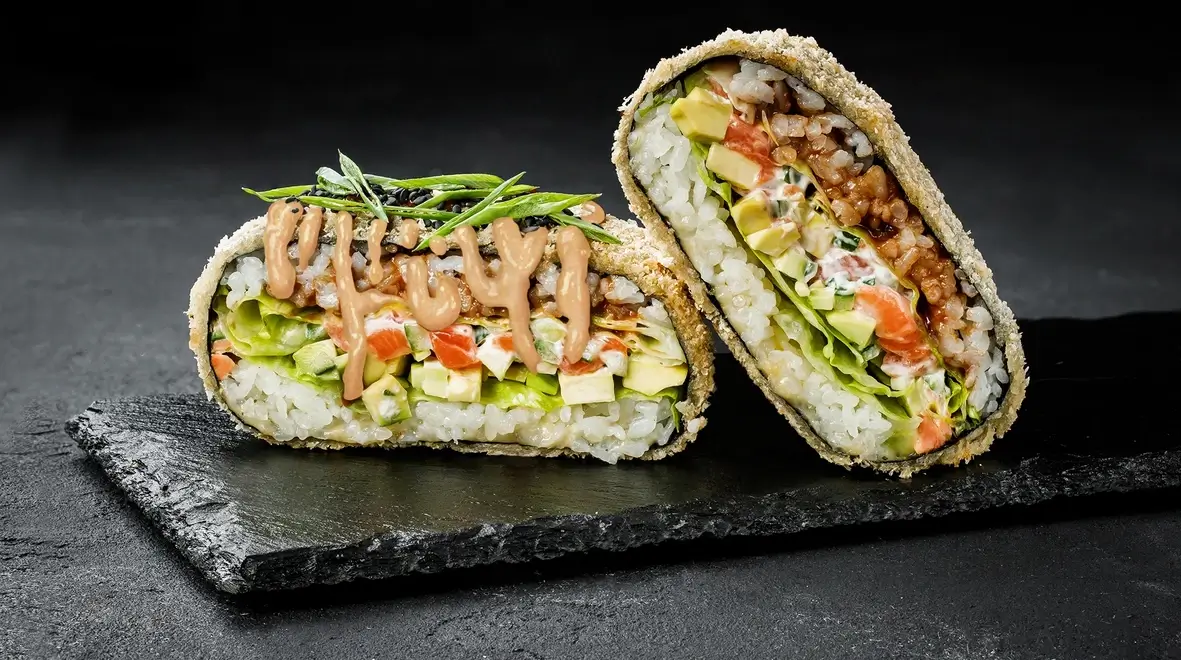 Суші-бургер з лососем із меню Sushi Master у Вінниці
