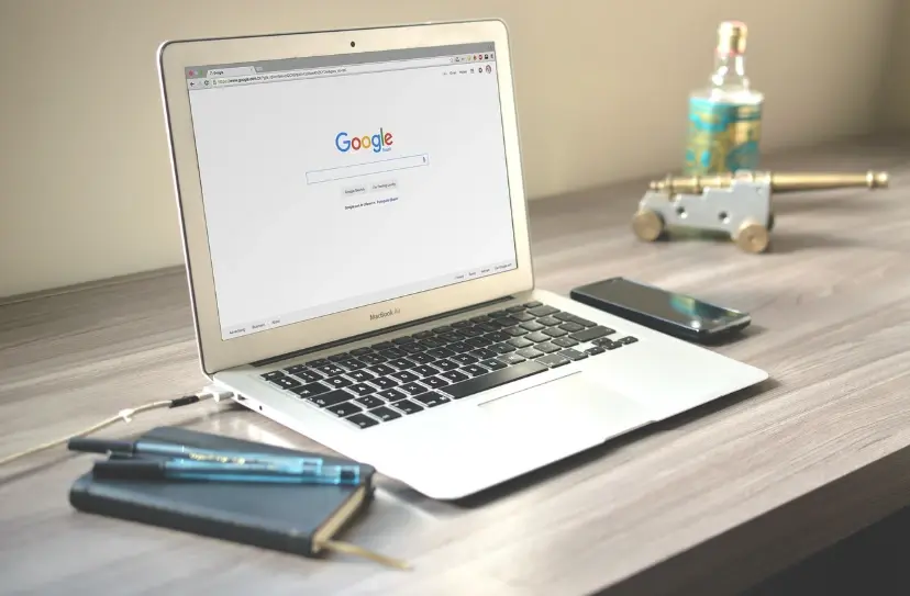 Ноутбук MacBook на робочому столі
